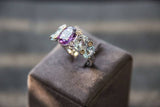 "Calla" ring, in 18 kt gold, with diamond and azure oval topazes and a central oval amethyst.